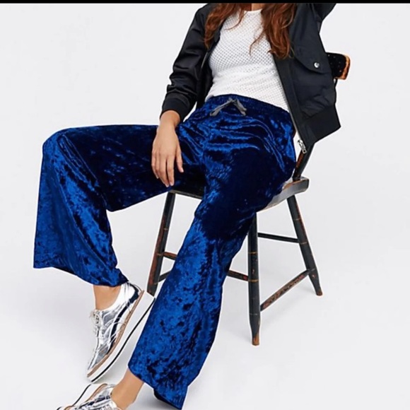 NEW WITH TAGS FREE PEOPLE BLUE VELVET PANTS - Picture 2 of 4